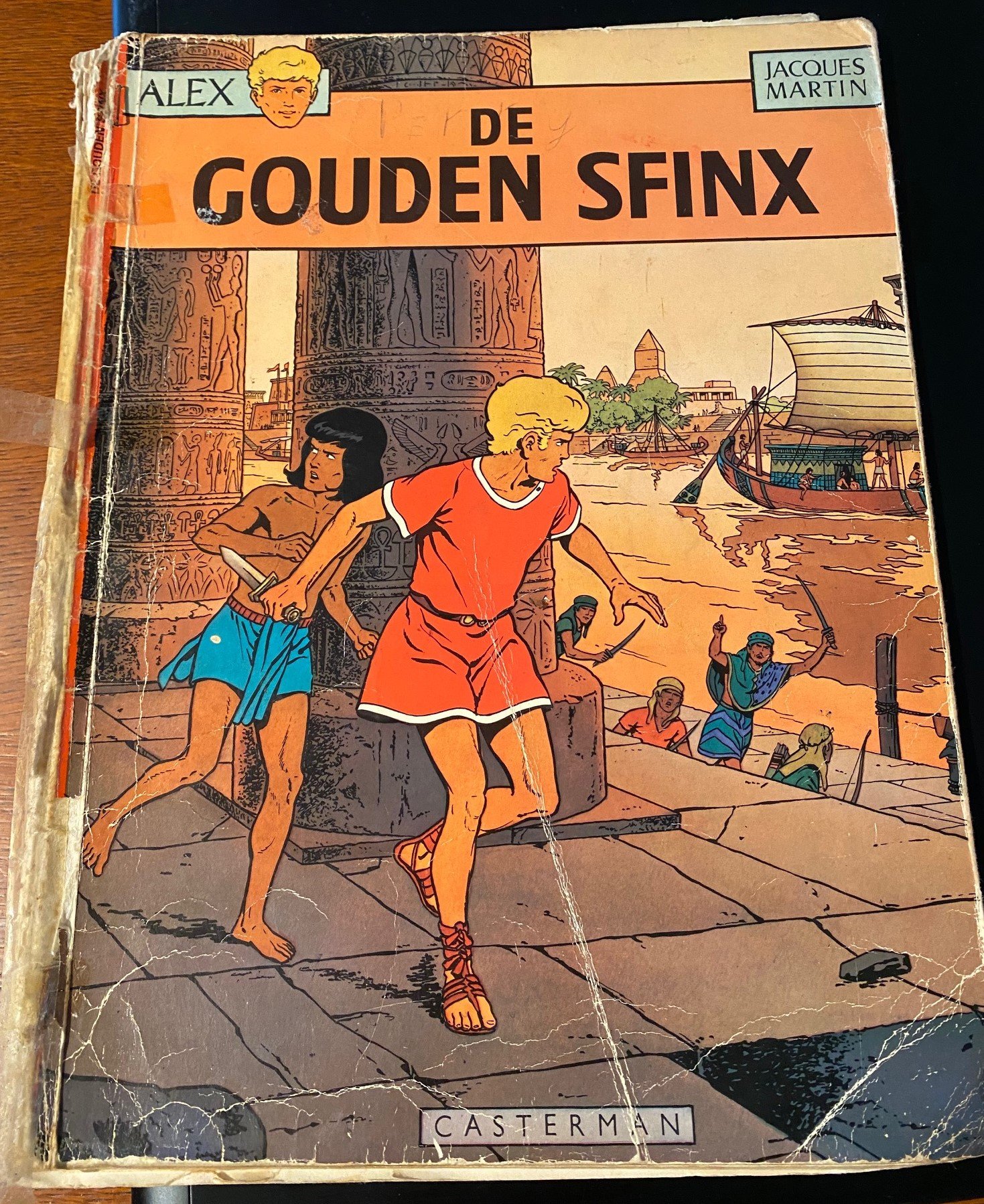 De jongen in het jurkje